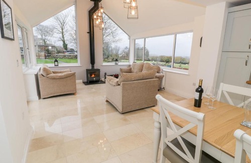 Dinas House | Tŷ'n Lôn Bach