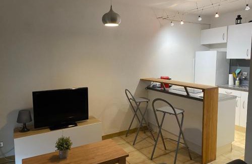 Hyeres City Centre Apartment | T1 résidence privée bien situé,piscine,tennis,parking
