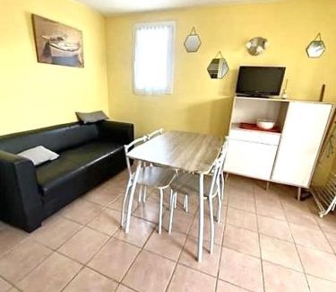 Saintes-Maries-de-la-Mer Apartment | T2 cabine avec piscine collective, parking, climatisation pour 4 personnes