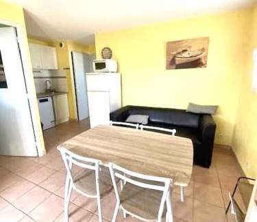 Saintes-Maries-de-la-Mer Apartment | T2 cabine avec piscine collective, parking, climatisation pour 4 personnes