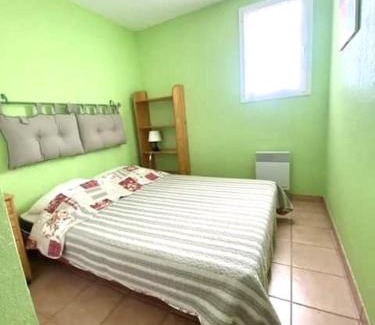 Saintes-Maries-de-la-Mer Apartment | T2 cabine avec piscine collective, parking, climatisation pour 4 personnes