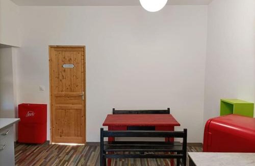Remoulins Apartment | T2 centre village "Chez Clothilde"