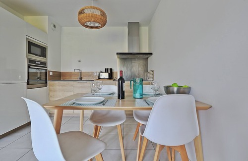 Kokotia Apartment | T2 cosy with terrace parking, beach nearby, Acotz