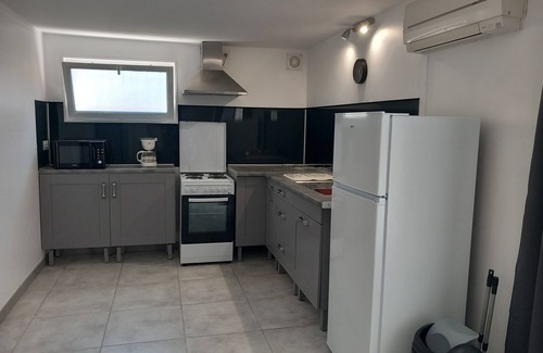 Saint-Mitre-les-Remparts Apartment | t2 in quiet neighborhood with all comforts