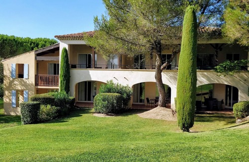 Pont Royal Apartment | T2 Plein Sud, on the Pont Royal golf course. Swimming pool. Garden