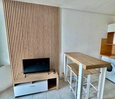 Istres Apartment | T2 Spacieux, Lumineux et Centrale