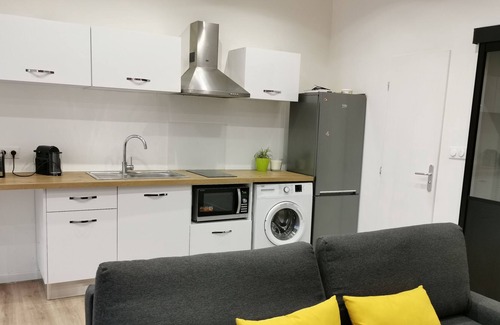 Baille Apartment | T2 with private terrace close to public transport