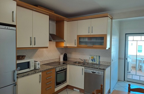 Areias de Sao Joao Apartment | T3, espaçoso, wifi, a/c, junto à praia!