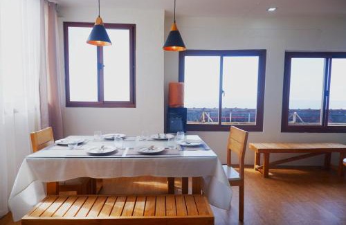 Mendez Crossing West Apartment | TAAL-VIEW 2BR in Tagaytay for 8 pax with Free Parking