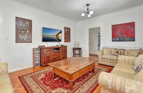 Bellbird House | Tabitha Hill Homestead close to wineries and nature