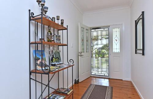 Bellbird House | Tabitha Hill Homestead close to wineries and nature