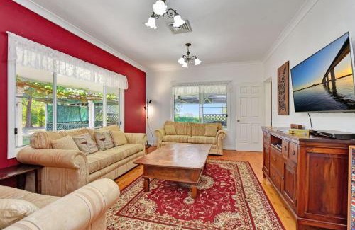 Bellbird House | Tabitha Hill Homestead close to wineries and nature