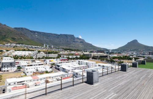 Cape Town City Centre Apartment | TableMountain Views 2BR Parking Balcony Pool