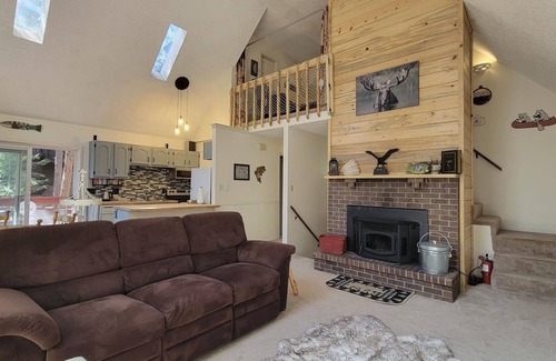 Woodland Park Ski Chalet | Tackle Mountain Lodge: Loft, Activities, Relaxation, and No Chores!