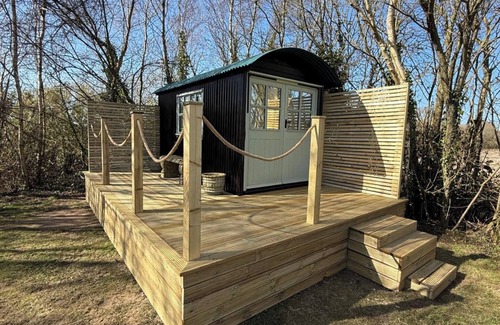 Holworth Cabin | Tadnoll Escape- Shepards Hut- Sleeps 2- Bbq- Lake