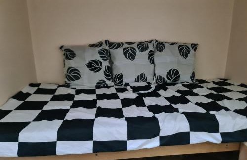Canlubang Apartment | Tagaytay Staycation House by Bea & RM