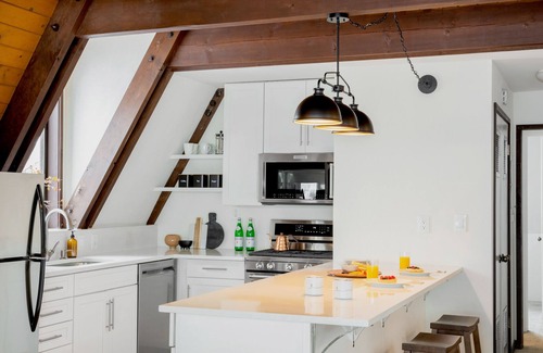 Alpine Meadows Cabin | Tahoe Bliss by AvantStay | Mins from Slopes/Shore