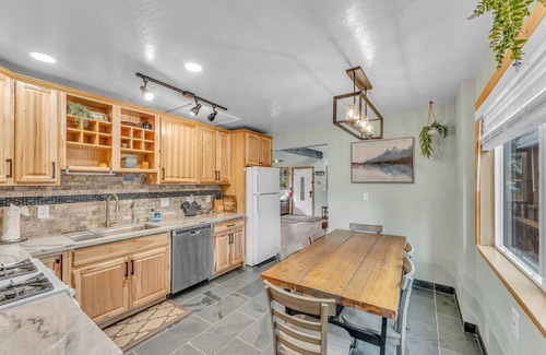 Sunnyside House | Tahoe City Retreat: Forest Views & Fireplace