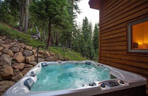Truckee Villa | Tahoe Donner Luxury 4BR, Hot tub 3100 sqft