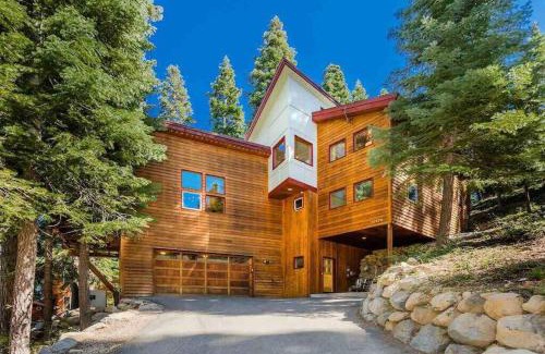 Truckee Villa | Tahoe Donner Luxury 4BR, Hot tub 3100 sqft