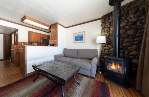 Tahoe Vista Hotel | Tahoe Vista Paradise! Kitchenette, Free Parking, Outdoor Pool, Private Beach!