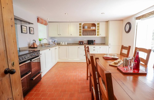 Corwen Cottage | TAI UCHA, family friendly, with hot tub in Cerrigydrudion
