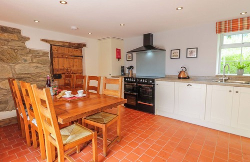 Corwen Cottage | TAI UCHA, family friendly, with hot tub in Cerrigydrudion
