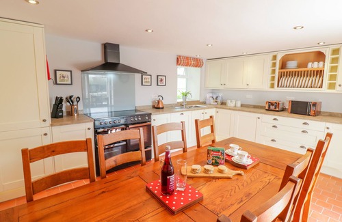 Corwen Cottage | TAI UCHA, family friendly, with hot tub in Cerrigydrudion