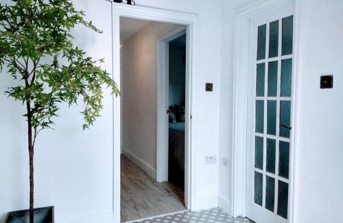Stalham House | TAIL END: Bijoux Broads & Beach Base! Now with TV!