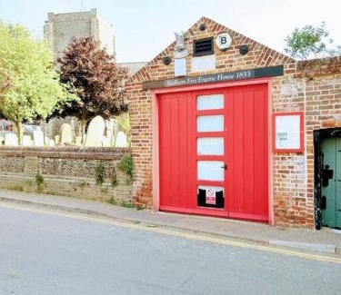 Stalham House | TAIL END: Bijoux Broads & Beach Base! Now with TV!