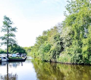 Stalham House | TAIL END: Bijoux Broads & Beach Base! Now with TV!