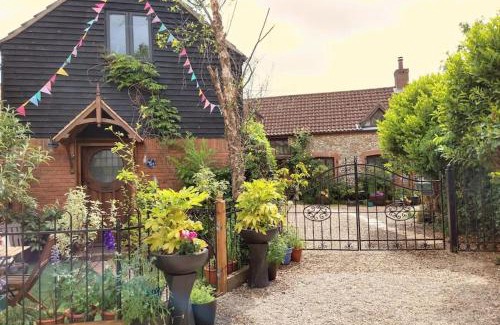 Stalham House | TAIL END: Bijoux Broads & Beach Base! Now with TV!