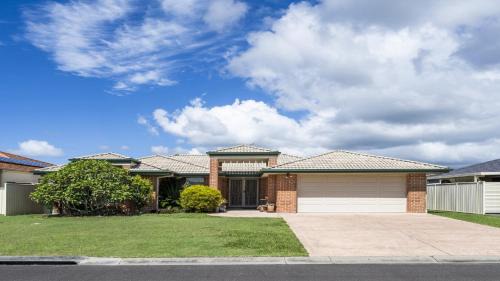 Yamba House | Taine Court