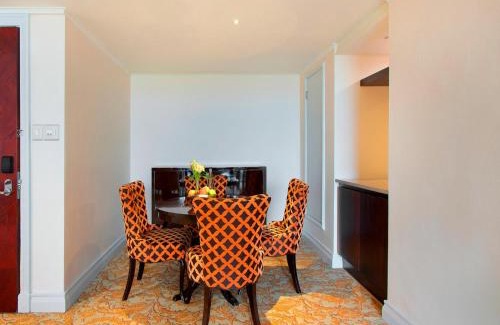Bo'Kaap Apartment | Taj 2 bed Suite - deluxe hotel suite with lounge, kitchen & stunning Table Mtn views