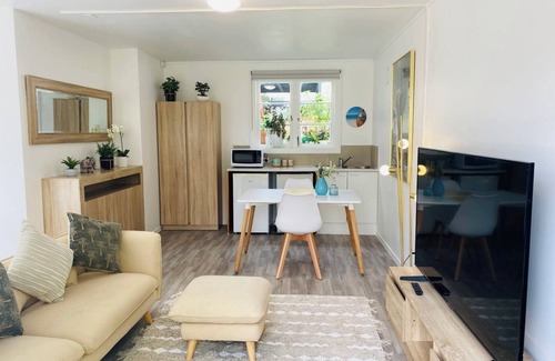 Hauraki Apartment | Takapuna Guest House. nModern, private self contained.nStroll to Beach & Shops