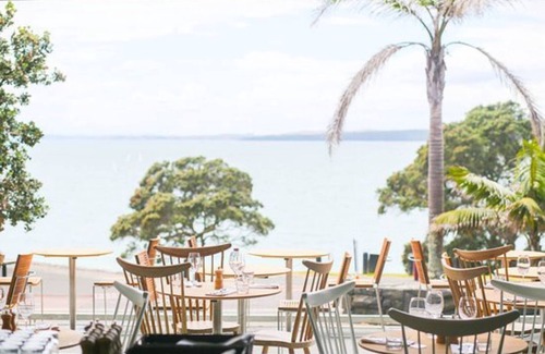 Hauraki Apartment | Takapuna Guest House. nModern, private self contained.nStroll to Beach & Shops