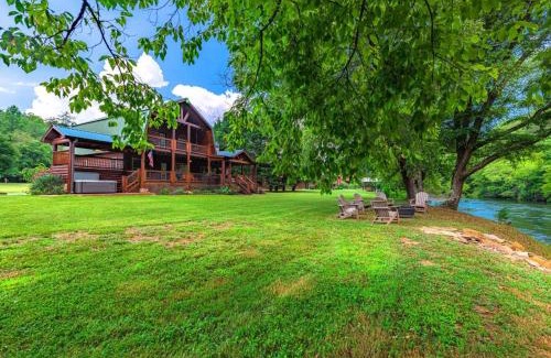 Blue Ridge House | Take Me to the River - Toccoa River - Riverfront On Toccoa River, Easy Fishing Access, Hot Tub, Hammock, Fire Pit, Large Front Y