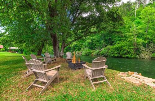 Blue Ridge House | Take Me to the River - Toccoa River - Riverfront On Toccoa River, Easy Fishing Access, Hot Tub, Hammock, Fire Pit, Large Front Y