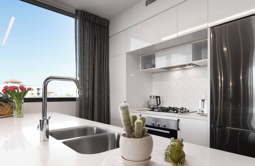 Newstead Apartment | Take Riverside Walks - Near a Family Flat - With a BBQ and Pool