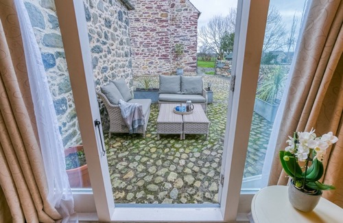Bangor Apartment | Tal Y Bont Uchaf Cottage - a dog that sleeps 2 guests in 1 bedroom