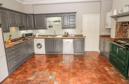 Castleton Cottage | TALBOT HOUSE, pet friendly, with a garden in Castleton, Peak District