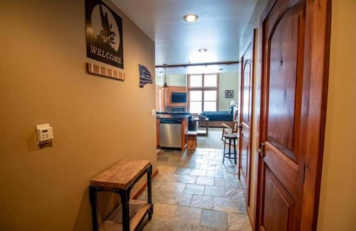 Kellogg Apartment | Tall ceiling, high-end furnishings, great view