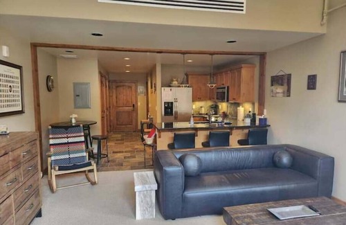Kellogg Apartment | Tall ceiling, high-end furnishings, great view