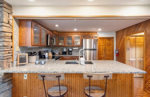 Blue Eye House | Tall Pines Sanctuary in a 40 Acre Forest-Game Table HotTub Car Charger Very Private Community Pool