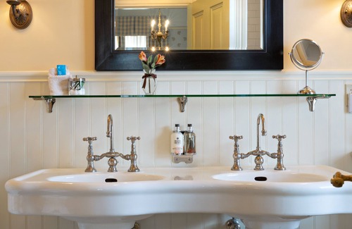 Upper Lake Hotel | Tallman Hotel
