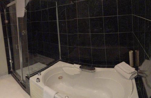 Northwest Carmel Hotel | Tally Ho Inn