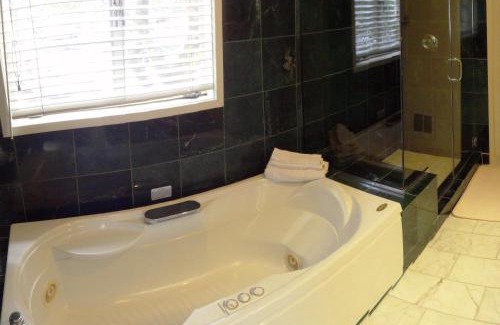 Northwest Carmel Hotel | Tally Ho Inn