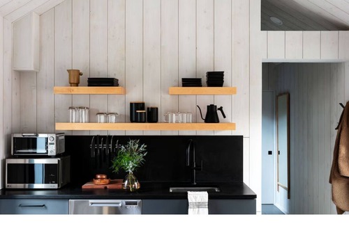 Stowe Area Hotel | Tälta Lodge, a Bluebird by Lark | Stuga - King | with Direct River Access