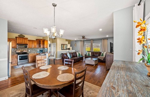 Kodak House | Tami's Dream: 3BR w/Hot Tub + Grill + Games | Great Location!