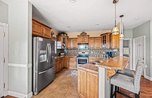 Kodak House | Tami's Dream: 3BR w/Hot Tub + Grill + Games | Great Location!